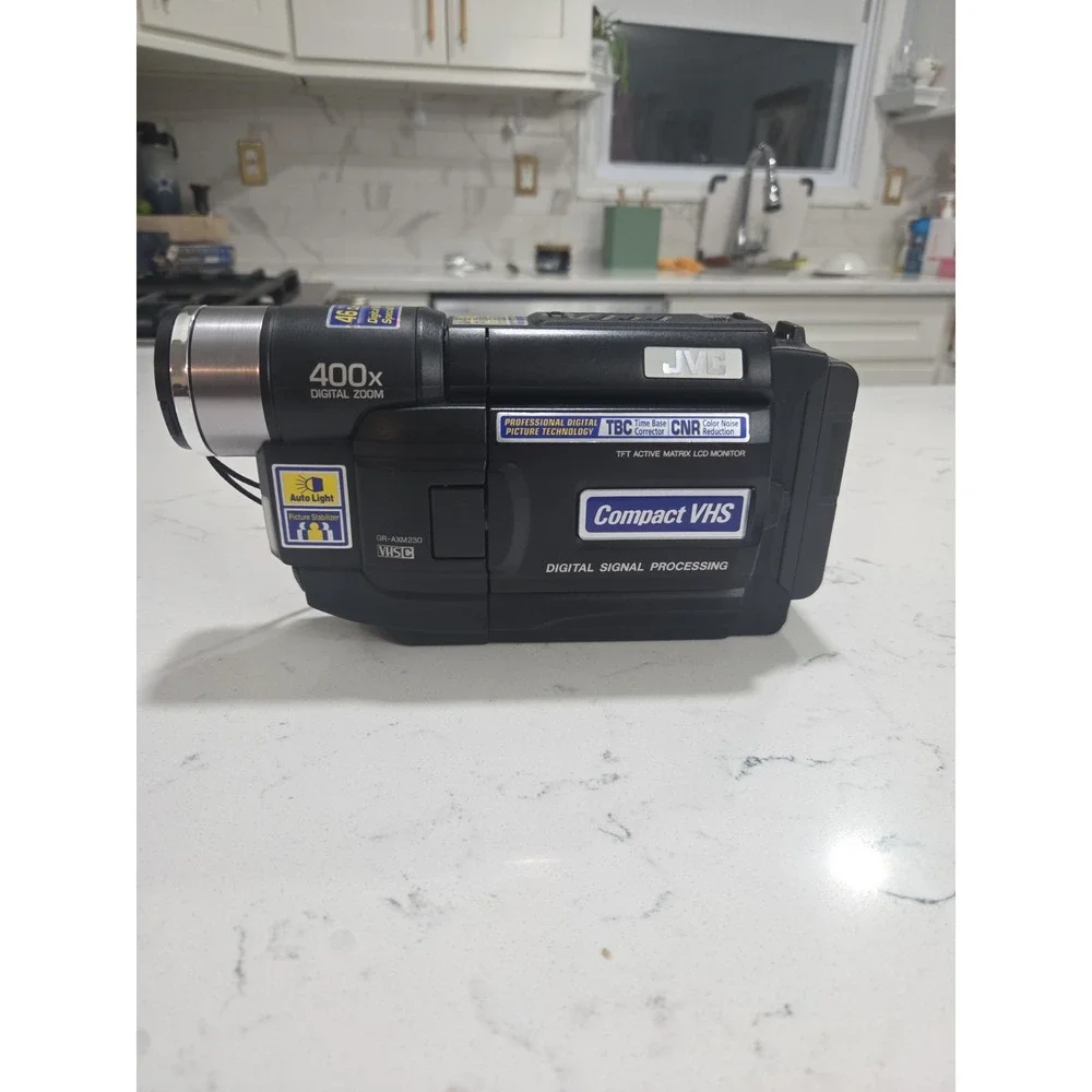 JVC GR-AXM230U VHS-C Camcorder 400x LCD Zoom Untested